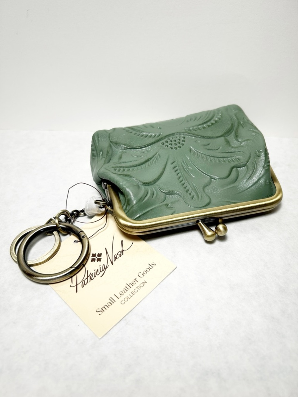 Patricia Nash Borse Tooled Leather Kiss-Lock Coin Purse Sage Green with Keyring - Picture 2 of 8